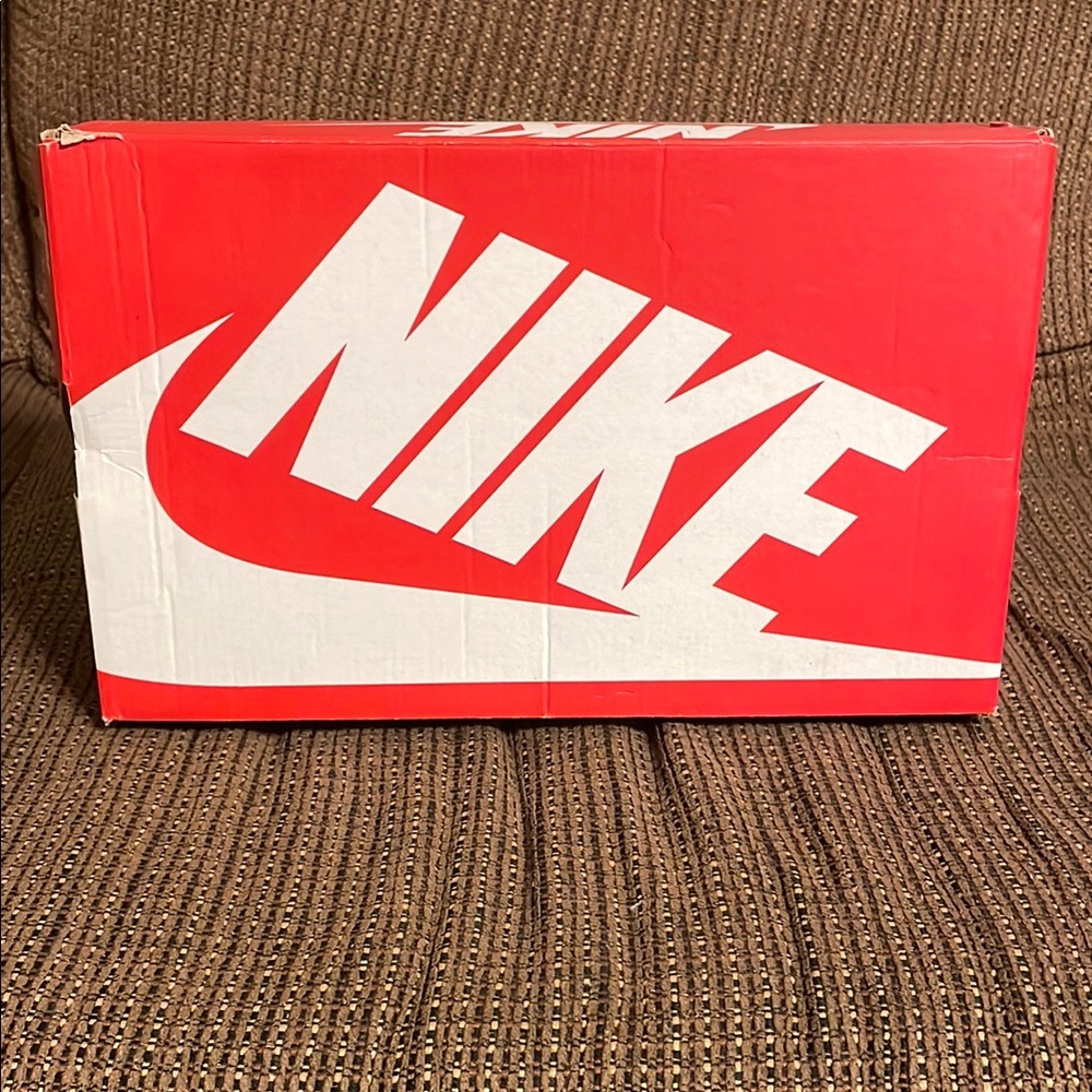 Women’s Nike Air Max bolt sneakers